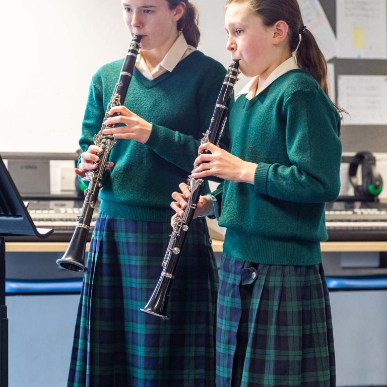 2 children playing the clarinet