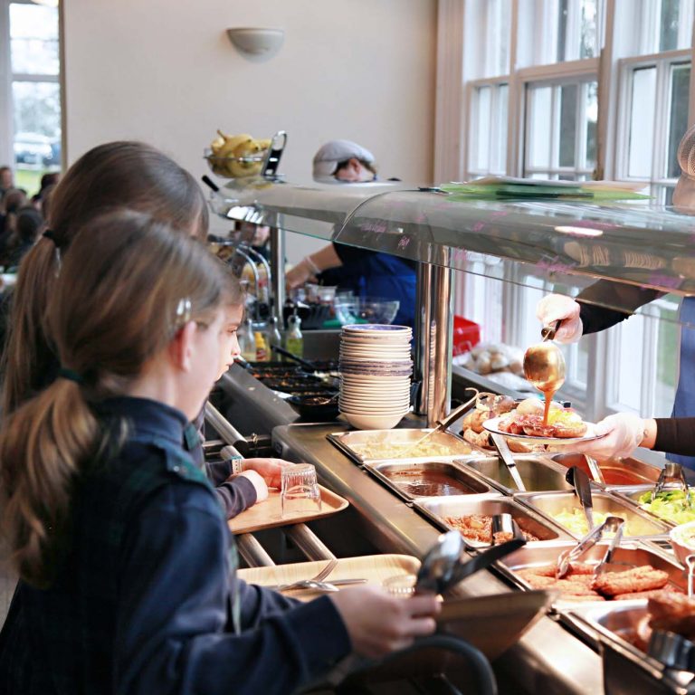 children picking out lunch